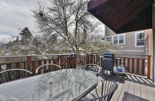 Historic Railroad District House | 232-Duplex-Private Bathroom-Mountain View