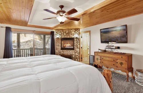 Eagle Mountain Estates Cabin | 2352-gold Rush Lodge 5 Bedroom Cabin by RedAwning