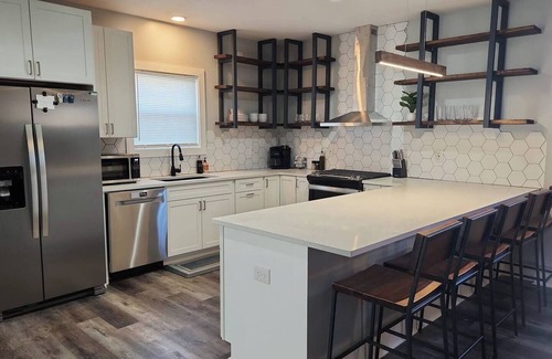Greenville Apartment | 24 B King Room close to DT GVL -w/shared Bathroom