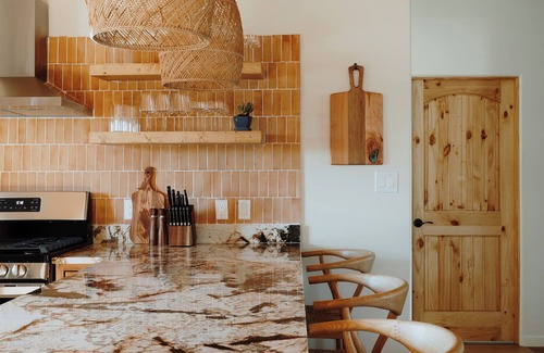 El Prado House | '24 Build, Views, TaosBoho, HotTub, Kiva, GameRoom