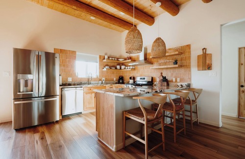 El Prado House | '24 Build, Views, TaosBoho, HotTub, Kiva, GameRoom