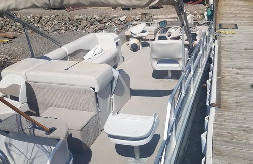 Huntington Boat Rental | 24 foot pontoon boat/located on Snake River Brownlee reseviour