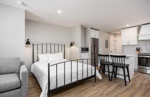 Hillsboro West End Apartment | 24-Guest Retreat The Nomad: Studio x2 1BR x4