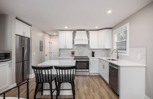 Hillsboro West End Apartment | 24-Guest Retreat | The Nomad: Studio x2, 1BR x4