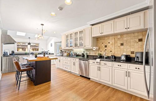 Royal Pines Villa | 24-Sleeper, Hot Tub, Sauna, Game Rm, Near Biltmore