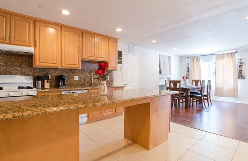 Oakland House | 2400 - Spacious 3B2B House Close to Zoo, Coliseum, FWY & BART