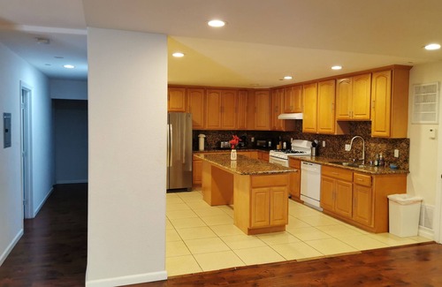 Oakland House | 2400 - Spacious 3B2B House Close to Zoo, Coliseum, FWY & BART