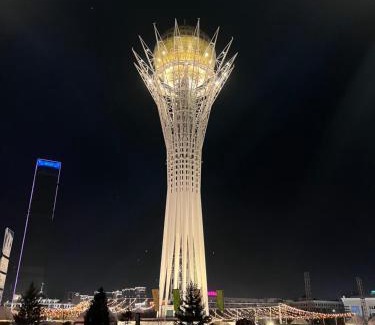 Nur-Sultan Apartment | 241 уютная 3-комнатная квартира возле Байтерека 130 кв м с 3 кроватями и 2 диванами и 2 санузлами