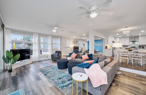 Stevensville House | 25-50% Off~Private Beach~Hot Tub~Fire Table~