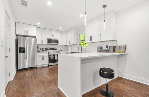 Church Street House | 25+ Couples & Families 2 BD 1BA Near Mercedes Benz Stadium, Hartsfield-Jackson