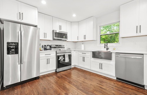 Church Street House | 25+ Couples & Families 2 BD 1BA Near Mercedes Benz Stadium, Hartsfield-Jackson