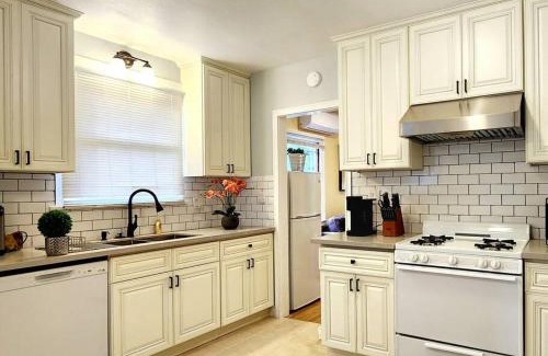 Pasadena Apartment | 25,Detached charming house Close to old town Pasadena King-bed! 625