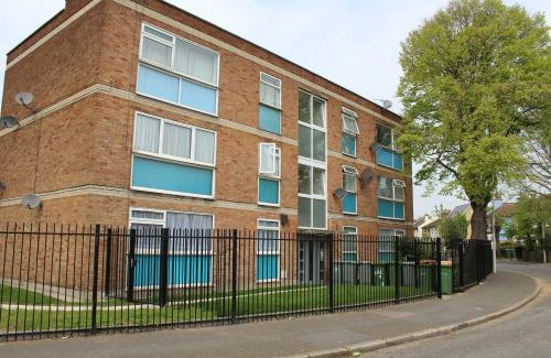 Stratford Apartment | 25 Idmiston Road