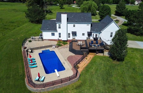 Greenbrier House | 25 Miles to Nashville-Pool, Fire-pit, Arcade Game