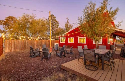 Valle House | 25 Min to Grand Canyon Shuffleboard Fire Pit