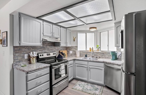 Oakhurst House | 25 Mins to Yosemite - Hot Tub - BBQ - Walk to Town