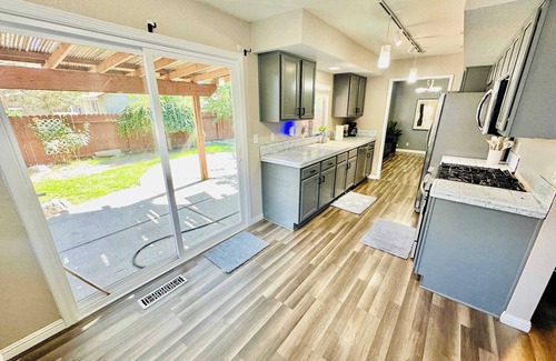 Sparks House | 25 minutes to Tesla/Sleeps 9