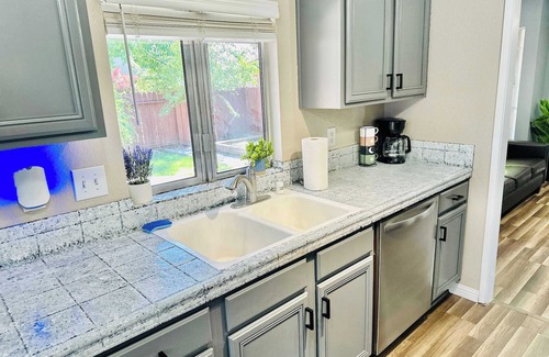 Sparks House | 25 minutes to Tesla/Sleeps 9