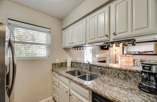 Irving Apartment | 25% OFF I12 -DFW Grd Flr Modern Furn. Condo 2BD1BA