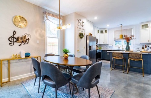 University District House | 25% Off ~ NEW Lux Home - Hot Tub-Game Room-
