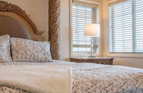 Springbank Hill Villa | 2500 sq house in Springbank Hill BL 261818
