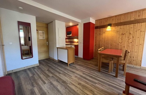 Plagne 1800 Apartment | 250m from ski slopes, floor -2, view ski slopes, swimming pool, balcony, tv, ski locker, 30m²