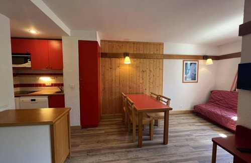 Plagne 1800 Apartment | 250m from ski slopes, floor -2, view ski slopes, swimming pool, balcony, tv, ski locker, 30m²