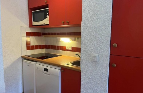 Plagne 1800 Apartment | 250m from ski slopes, floor -2, view ski slopes, swimming pool, balcony, tv, ski locker, 30m²