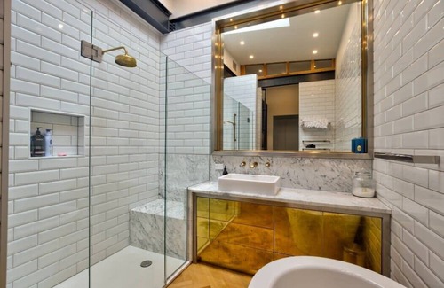 Te Aro Apartment | 250SQM Style Loft Apartment, Steam Shower & Sauna