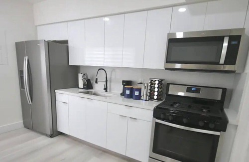 Flagami Apartment | 251 Airport/Top House Apartment 3