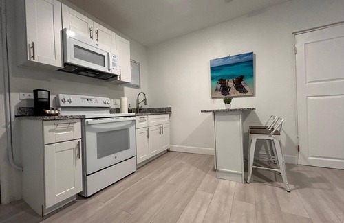 Tropic Apartment | 2536 Modern Studio in Historic Area