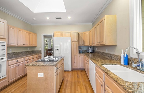 Vanderhorst Plantation House | 268 Governors: 4BR Home, Golf Views, Bike to Beach, Credit for Bikes/Gear