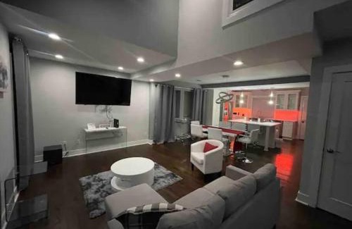 Collier Heights House | 2686 Lions Den-Vibrant Retreat(smoking allowed)