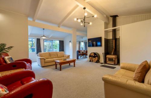 Te Anau House | 27 on Henry - Te Anau Holiday Home