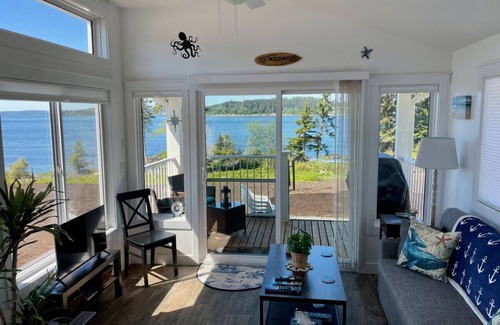 Regional District of Mount Waddington Apartment | 27 - On The Rocks Cottage