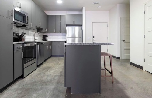 DeBaliviere Place Apartment | 275 On The Park - Senate Apartments By Barsala