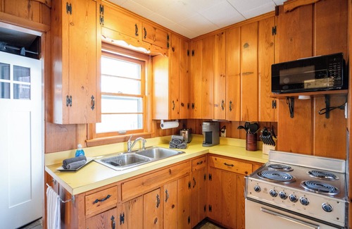 Holland Cottage | 28-Days Stays Available near Holland State Park