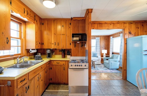 Holland Cottage | 28-Days Stays Available near Holland State Park