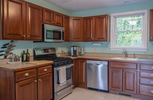 Waquoit Village House | 28 Parsons- New Listing! 5-Bedroom home in charming East Falmouth, pet-friendly!