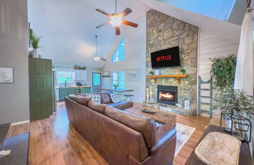Ellijay Cabin | 2800 sqft Forest Retreat!4 min to Pool- Hot Tub~Firepit~Dogs! 8 min to Town!