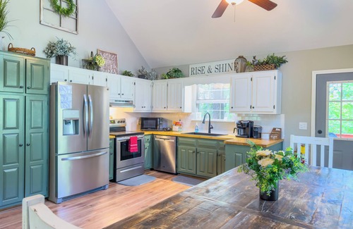 Ellijay Cabin | 2800 sqft Forest Retreat!4 min to Pool- Hot Tub~Firepit~Dogs! 8 min to Town!