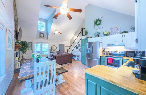 Ellijay Cabin | 2800 sqft Forest Retreat!4 min to Pool- Hot Tub~Firepit~Dogs! 8 min to Town!