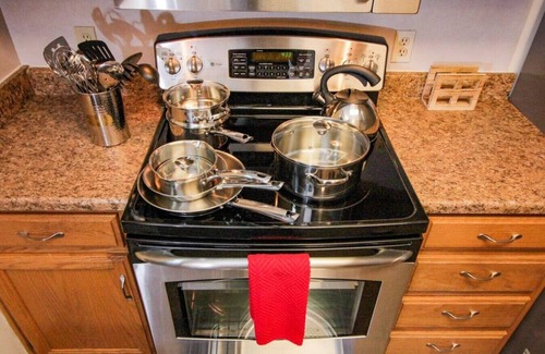 Springfield House | 2805 N Summit Ave · Relax at the Summit - 3bd, 2b