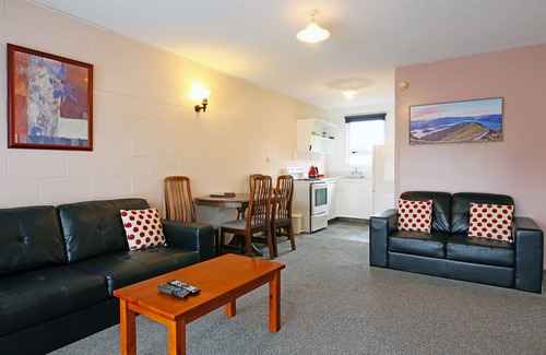 Oamaru Hotel | 289 Midway Motel