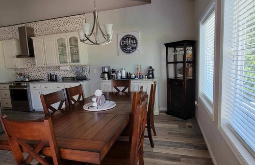 Caldwell House | 2Acre Private, Spacious Custom Built Country Home