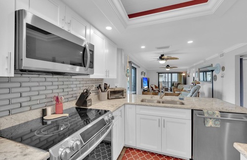 South Island Condo | 2B/2B Fairview Isles 121 Condo, Walk to Beach, Heated Pool!