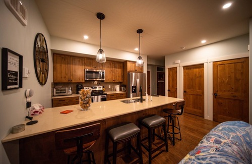 Sun Peaks Condo | 2B/2B Ski-In/Out Condo w Hot Tub, Dry room, Gym