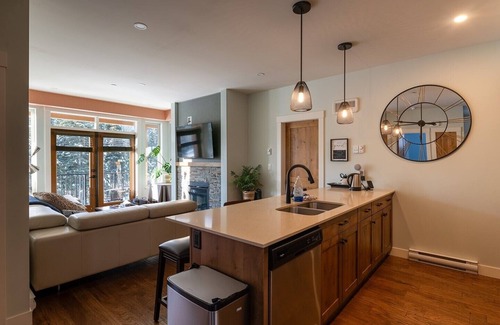 Sun Peaks Condo | 2B/2B Ski-In/Out Condo w Hot Tub, Dry room, Gym