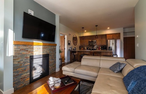 Sun Peaks Condo | 2B/2B Ski-In/Out Condo w Hot Tub, Dry room, Gym