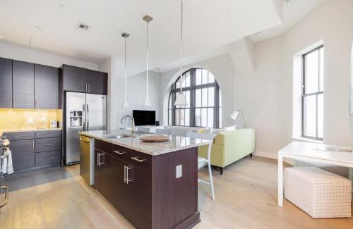 Downtown Baltimore Apartment | 2B 2BA Luxury Downtown Suite Rooftop Deck & Gym